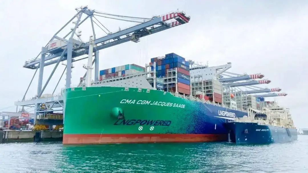 El primer portacontenedores ultragrande del mundo propulsado por GNL de doble combustible (23.000 TEU)