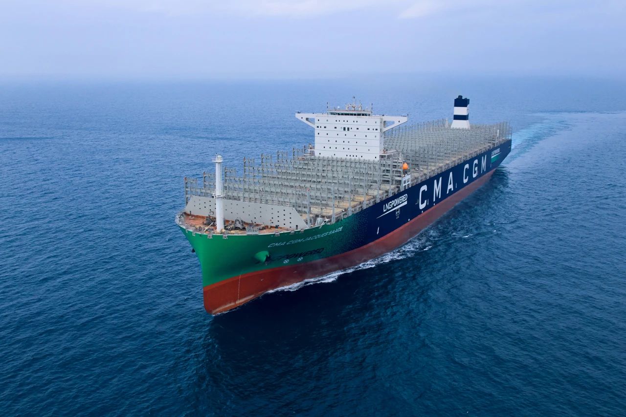 El primer portacontenedores ultragrande del mundo propulsado por GNL de doble combustible (23.000 TEU)