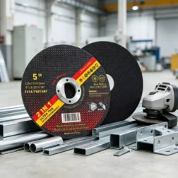 Disco de corte ultrafino T41 de 125 mm y 1,2 mm, utilizado con amoladoras angulares de 5 pulgadas para cortar tubos de acero de pared delgada, perfiles de acero inoxidable y chapa metálica en líneas de producción industrial.