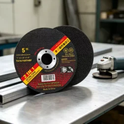 Disco de corte T41 de 125 mm y 5 pulgadas, utilizado en amoladoras angulares compactas para cortar barras de acero de construcción, tuberías de acero inoxidable y piezas automotrices; con un corte ultrafino de 1,6 mm para mayor eficiencia.