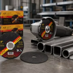 Disco de corte ultrafino de 4,5 pulgadas de 115×1,2×22,2 mm en amoladora angular de 115 mm cortando tuberías y perfiles de acero inoxidable y acero al carbono.