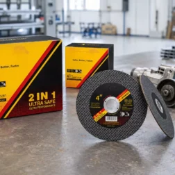Discos de corte ultrafinos de 4 pulgadas de 100x1,2x16 mm con cartón marcado sobre un banco de trabajo metálico, listos para usar en amoladoras angulares de 4 pulgadas para corte de acero inoxidable y acero al carbono en proyectos industriales.